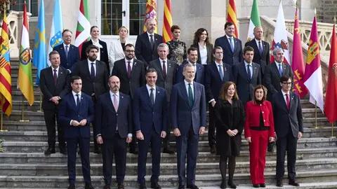 Foto de familia de la XXVII Conferencia de Presidentes, en el Palacio de la Magdalena (foto: EP)