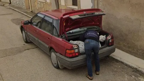 Imagen del hombre captada por Google Maps en la calle El Norte de Tajueco en Soria (foto: GOOGLE STREET VIEW)