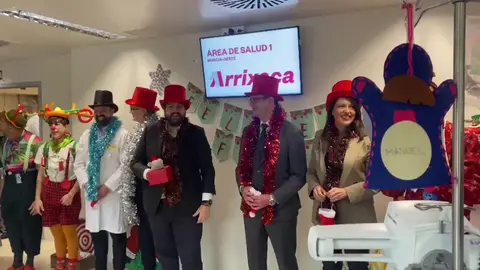 Fernando L&oacute;pez Miras visita a los ni&ntilde;os ingresados en el hospital Virgen de la Arrixaca (foto: La 7)