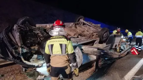 Los servicios de emergencia se movilizan al lugar del accidente en la A7, a la altura de Santomera (foto: 112 de la Regi&oacute;n de Murcia)