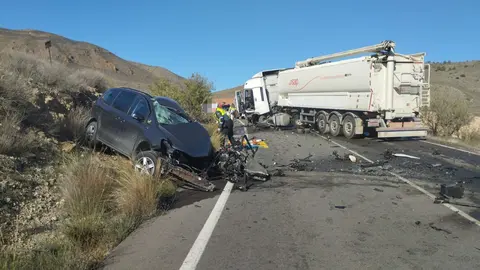 Accidente que ha tenido lugar en la carretera que une Almendricos con Puerto Lumbreras y que se ha saldado con la muerte de un hombre (foto: La7)