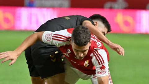 Una disputa de bal&oacute;n en el Real Murcia-Intercity del 22 de diciembre de 2024 (foto: Real Murcia)