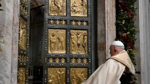 El Papa Francisco abre la Puerta Santa y da comienzo al Jubileo de 2025