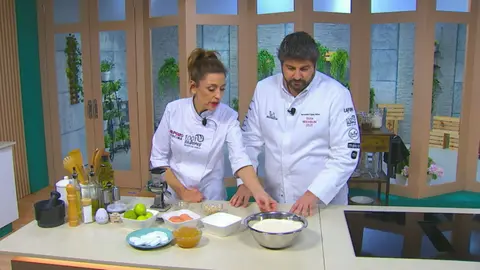 Fernando L&oacute;pez Miras frente a los fogones de 'La Cocina de Pepa' (foto: La 7)