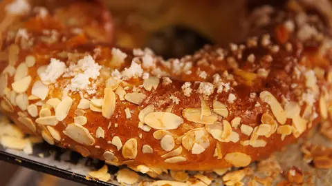 Un rosc&oacute;n de reyes en una bandeja