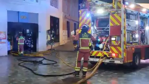 Incendio en una tienda de Cartagena (foto: La 7)