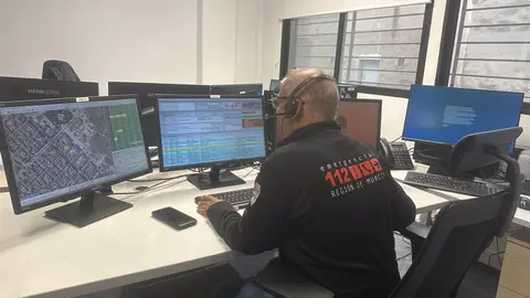 Un trabajador del Centro de Coordinaci&oacute;n de Emergencias de la Regi&oacute;n de Murcia - '1-1-2' REGI&Oacute;N DE MURCIA