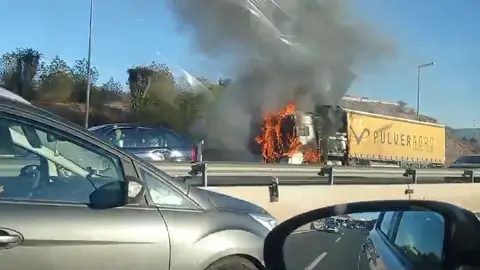Cami&oacute;n arde en la A-30 (foto: La 7)