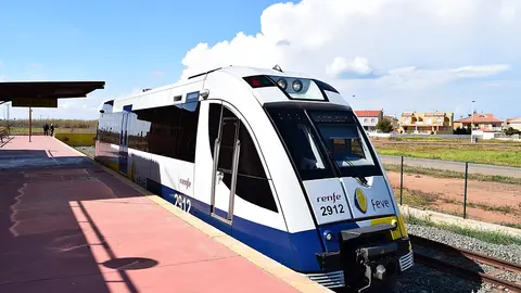 Tren FEVE que une la estaci&oacute;n de de Cartagena con la de Los Nietos, pasando por La Uni&oacute;n (foto: Renfe)