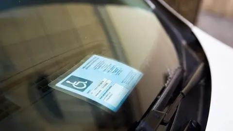 Tarjeta de estacionamiento en plazas para personas con movilidad reducida