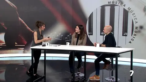 Entrevista de Laura Mart&iacute;nez al escen&oacute;grafo Paco Azor&iacute;n y la Virginia Mart&iacute;nez directora honor&iacute;fica de la OSRM (foto: La 7)