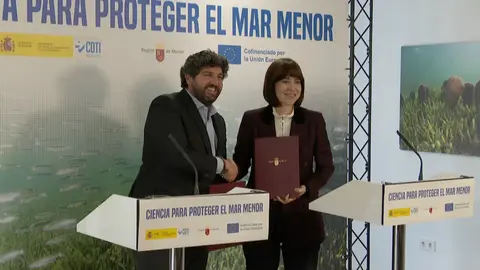 El presidente del Gobierno de la Regi&oacute;n de Murcia, Fernando L&oacute;pez Miras, y la ministra de Ciencia, Innovaci&oacute;n y Universidades, Diana Morant firman un convenio para para impulsar una tecnolog&iacute;a
innovadora para proteger y recuperar el Mar Menor (foto: La 7)