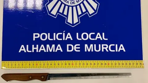 Cuchillo de grandes dimensiones que portaba el detenido en Alhama de Murcia (foto: Polic&iacute;a Local de Alhama de Murcia)