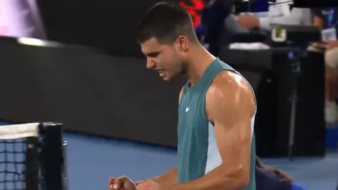Carlos Alcaraz celebra su victoria ante Alexander Shevchenko en su primer partido de la temporada en el Open de Australia (foto: Open de Australia)