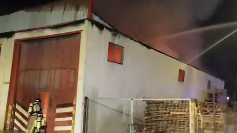 Incendio en una f&aacute;brica de palets en Lorqu&iacute; (foto: 112 de la Regi&oacute;n de Murcia)