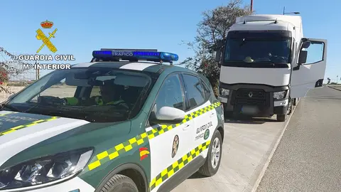 Cami&oacute;n interceptado por la Guardia Civil (foto: Guardia Civil)