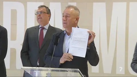 Felipe Moreno presenta el documento junto al alcalde de Murcia, Jos&eacute; Ballesta