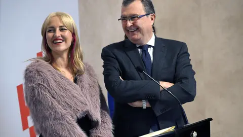 El alcalde de Murcia, Jos&eacute; Ballesta, y la cantante Kuve (foto: Ayuntamiento de Murcia)