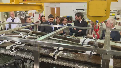 El ministro Urtasun visita el Arqua de Cartagena para conocer de cerca el proceso de recuperaci&oacute;n del pecio Mazarr&oacute;n II (foto: La 7)