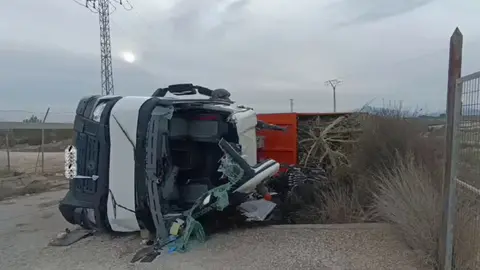 El cami&oacute;n volcado que conduc&iacute;a la v&iacute;ctima mortal en El Romeral de Molina de Segura (foto: La 7)