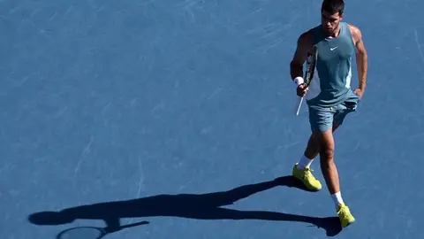 Carlos Alcaraz tras ganar su partido de octavos de final del Open de Australia 2025 ante el brit&aacute;nico Draper (foto: EP)