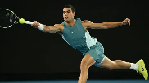 Momento del partido entre Carlos Alcaraz y Novak Djokovic en el Open de Australia (foto: Agencias)