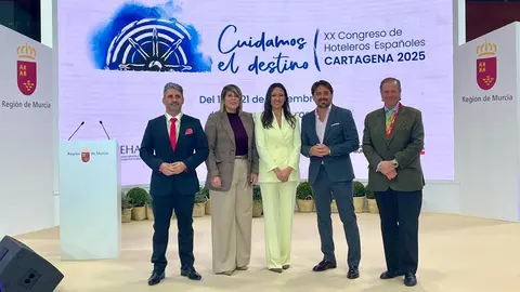 Participantes en la presentaci&oacute;n de XX Congreso de Hoteleros de Espa&ntilde;a que se celebrar&aacute; en Cartagena (foto: Gobierno regional)