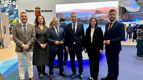 Dirigentes del Partido Popular en el estand de la Regi&oacute;n de Murcia en Fitur (foto: PP)