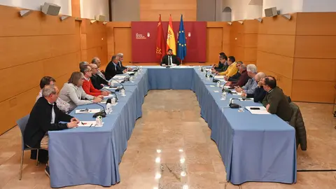 Reuni&oacute;n en el Palacio de San Esteban (foto: CARM)