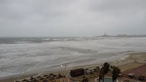Temporal. Fr&iacute;o, oleaje, fen&oacute;menos costeros, lluvia y viento (foto: EP)