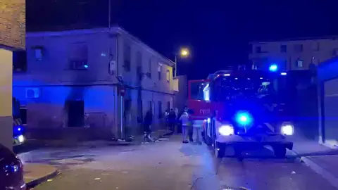 Los bomberos y la Polic&iacute;a Local de Murcia acuden a la vivienda incendiada en la pedan&iacute;a murciana de Espinardo (foto: Jos&eacute; Antonio/La7)