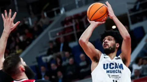 Kaiser Gates lidera la victoria del UCAM en Zaragoza con 20 puntos