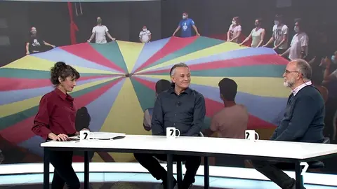 Laura Mart&iacute;nez entrevista al psic&oacute;logo Lorenzo Hern&aacute;ndez Pallar&eacute;s y Alfonso L&oacute;pez Segura, actor y programador del Centro Esc&eacute;nico Pupaclow (foto: La 7)