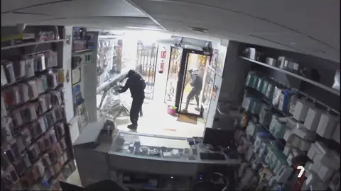 Una banda de ladrones desvalija, a mazazo limpio, una tienda de m&oacute;viles en el Puerto de Mazarr&oacute;n (foto: La 7)