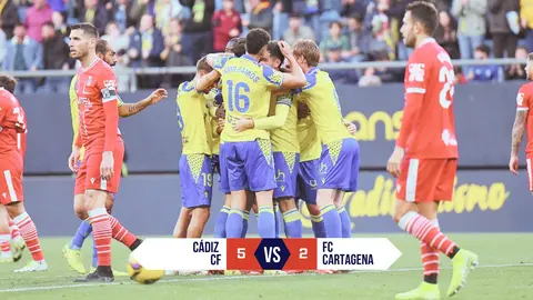 Los jugadores del C&aacute;diz celebran uno de los goles ante la desesperaci&oacute;n de los jugadores del Efes&eacute;