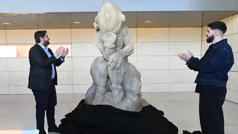 El presidente del Gobierno de la Regi&oacute;n de Murcia, Fernando L&oacute;pez Miras, en el acto de entrega de la escultura 'Nomad Pensador', donada al Hospital Virgen de la Arrixaca por el artista y tatuador murciano Joaqu&iacute;n Ganga