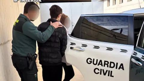 La Guardia Civil conduce a dos de los detenidos a un veh&iacute;culo tras su detenci&oacute;n (foto: GC)