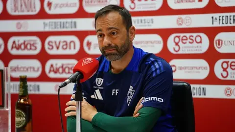 Fran Fern&aacute;ndez, entrenador del Real Murcia, en la rueda de prensa previa al partido ante el Sevilla Atl&eacute;tico (foto: Real Murcia)