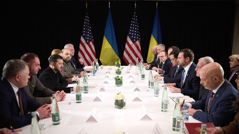 Zelenski y JD Vance abordan las v&iacute;as para una "paz duradera" con garant&iacute;as de seguridad para Ucrania


El presidente ucraniano, Volodimir Zelenski, y el vicepresidente de Estados Unidos, JD Vance, se han reunido este viernes en los m&aacute;rgenes de la Conferencia de Seguridad de M&uacute;nich y han aprovechado para abordar las v&iacute;as para alcanzar una "paz duradera" que ponga fin a la invasi&oacute;n rusa de Ucrania, pero con garant&iacute;as de seguridad para Kiev.

Leer m&aacute;s: https://www.europapress.es/internacional/noticia-zelenski-jd-vance-abordan-vias-paz-duradera-garantias-seguridad-ucrania-20250214203918.html

(c) 2025 Europa Press. Est&aacute; expresamente prohibida la redistribuci&oacute;n y la redifusi&oacute;n de este contenido sin su previo y expreso consentimiento.