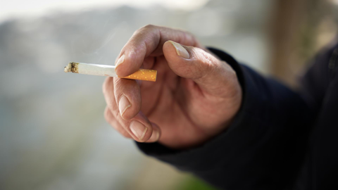 Una persona fumando