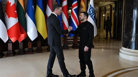 El presidente del Gobierno de Espa&ntilde;a, Pedro S&aacute;nchez y el presidente de Ucrania, Volod&iacute;mir Zelenski, se saludan a su llegada a la cumbre (foto: EP)