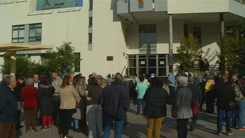 La entrada del Ayuntamiento de Molina de Segura totalmente abarrotada de personas (foto: La 7)
