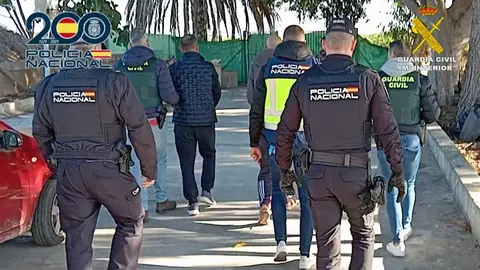 La Polic&iacute;a Nacional y Guardia Civil con algunos de los detenidos (foto: GC y PN)