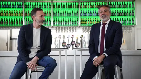 El t&eacute;cnico del UCAM Murcia, Sito Alonso y el jefe de Deportes de La 7, Juan Cervantes
