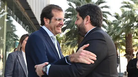 El presidente del Gobierno de la Regi&oacute;n de Murcia, Fernando L&oacute;pez Miras, con el presidente de la Autoridad Portuaria de Cartagena, Pedro Pablo Hern&aacute;ndez