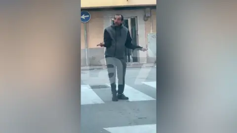 Detienen a un gorrilla por amenazar, coaccionar y hasta escupir a una mujer en el barrio murciano de Vistabella (foto: La 7)