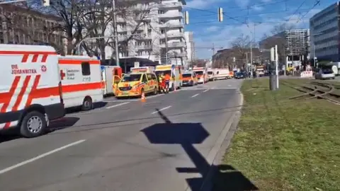 Lugar en donde un veh&iacute;culo ha atropellado a varias personas en Alemania (foto: Agencias)