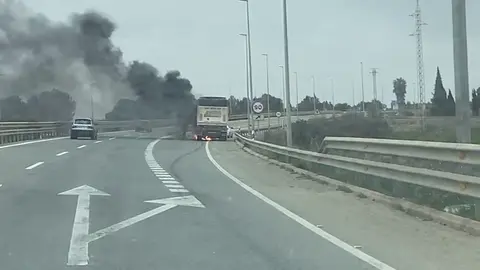 Cami&oacute;n incendiado en la AP-7 a la altura de San Javier (foto: La 7)