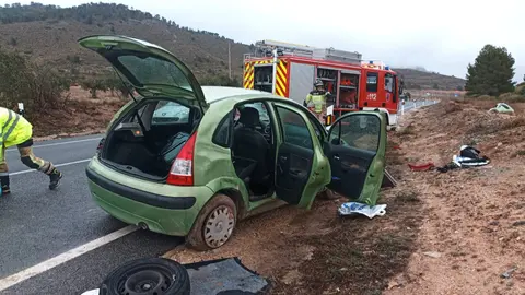 Un veh&iacute;culo da varias vueltas de campana en la N-344, entre Yecla y Jumilla (foto: La 7)