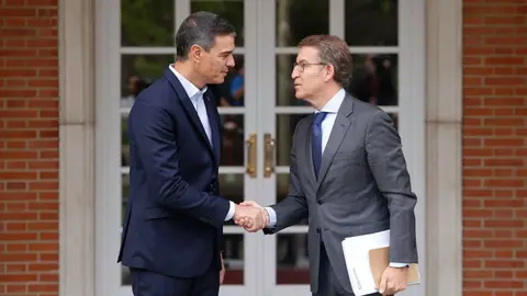 El presidente del Gobierno, Pedro S&aacute;nchez, recibe al l&iacute;der del PP, Alberto N&uacute;&ntilde;ez Feij&oacute;o, en una reuni&oacute;n previa en La Moncloa